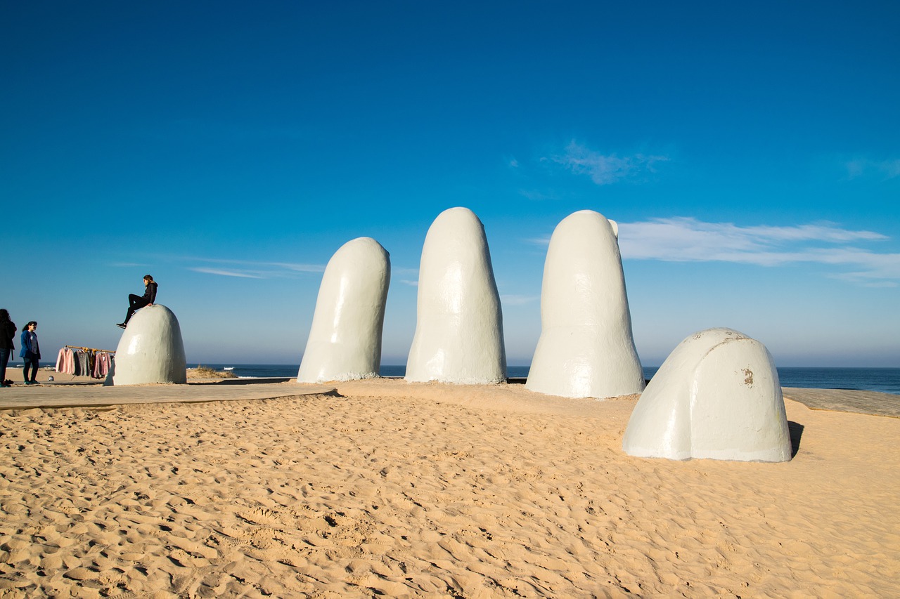 Escultura La Mano em Punta del Este – Pacote Uruguai Completo